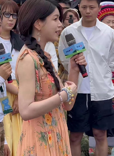 你瞧陈妍希这假发，戴得也太明显啦！