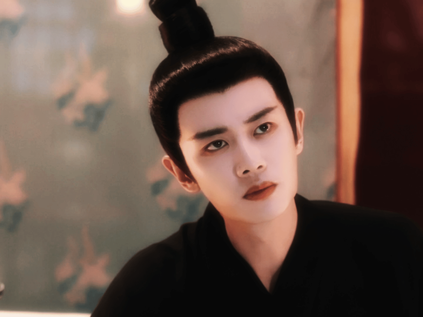 看了任嘉伦在《凤凰台上》的古装仪态，真的感觉他就是古装帝王界的扛把子！他演的萧焕