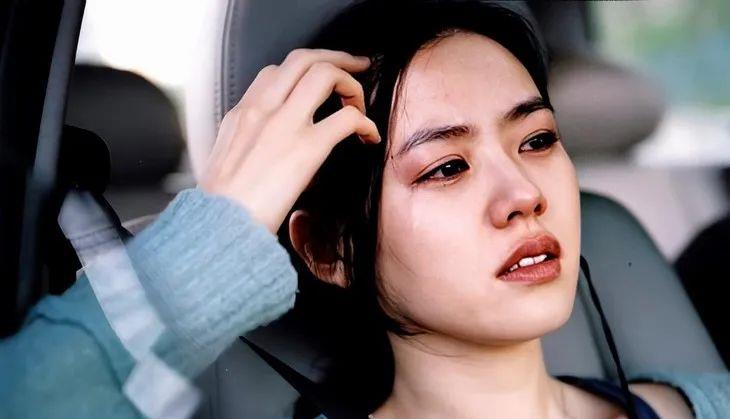 笑话：闺女对妈妈说:“妈，我们校长追我！”妈妈一听，脑袋当时就炸了，立刻打通校长