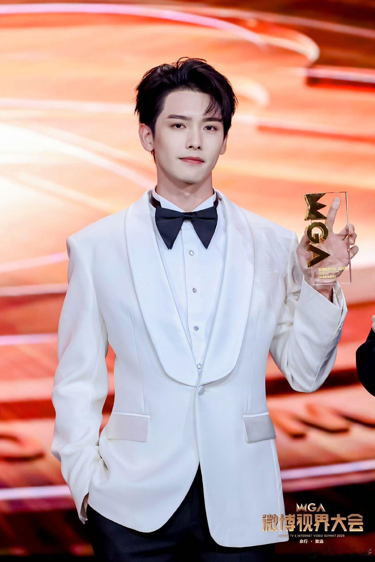 刘宇宁王以纶候场热聊求直播回放聊天内容！两人头靠头聊得超投入，又是大笑又是挑眉