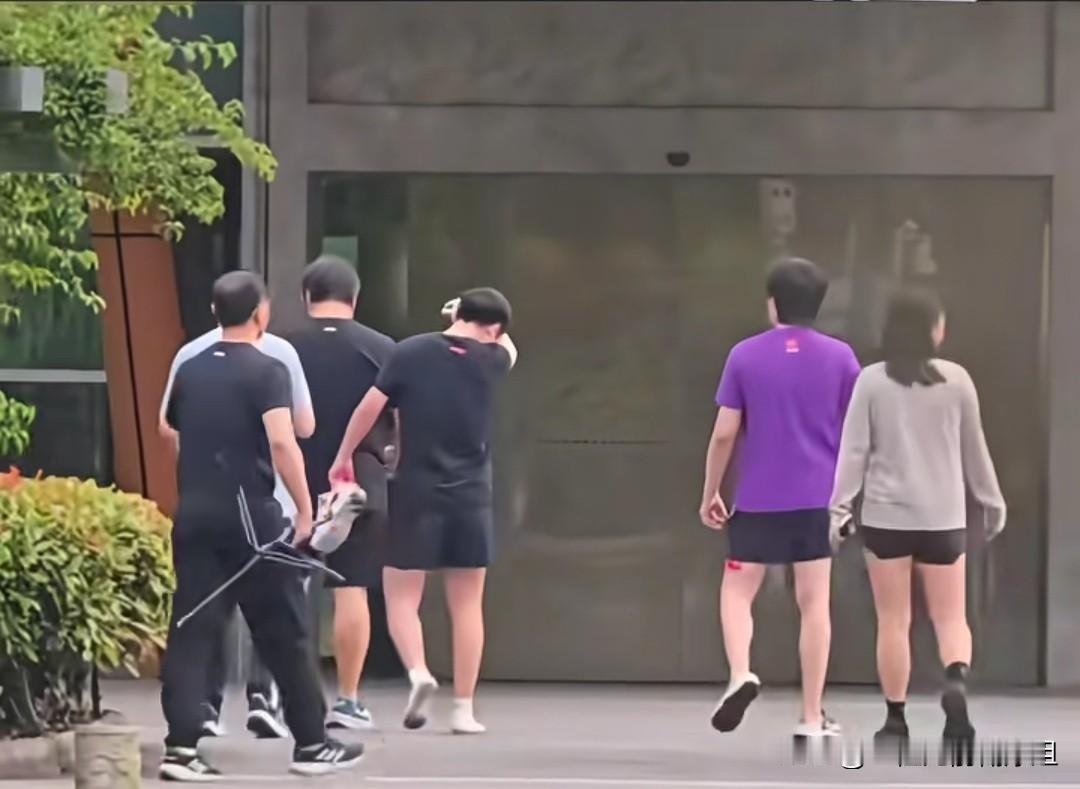 事出反常必有妖，是又想造谣说王楚钦这个啦那个了吧……。黑子造谣生事，说王楚钦