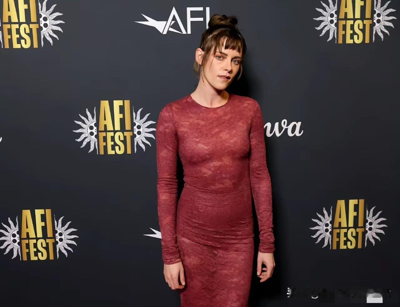 暮光女克里斯汀斯图尔特的衣品和颜值怎么下降的这么厉害？最近出席活动的她，穿着的