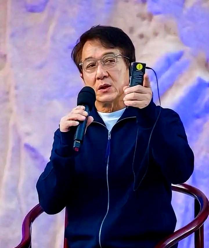 71岁成龙，没靠钱买回亲情换做是你，追着爸爸的车跑，他连头都没回？这