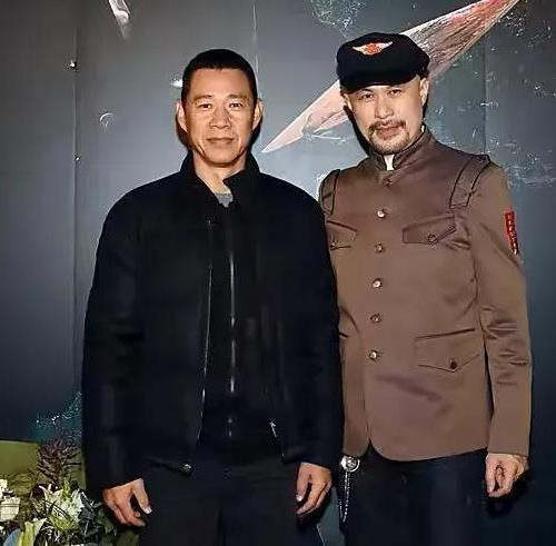这张双人合照，我只认出了胖瘦适宜、沉健结实的老戏骨张丰毅，那位戴着帽子、留着胡须