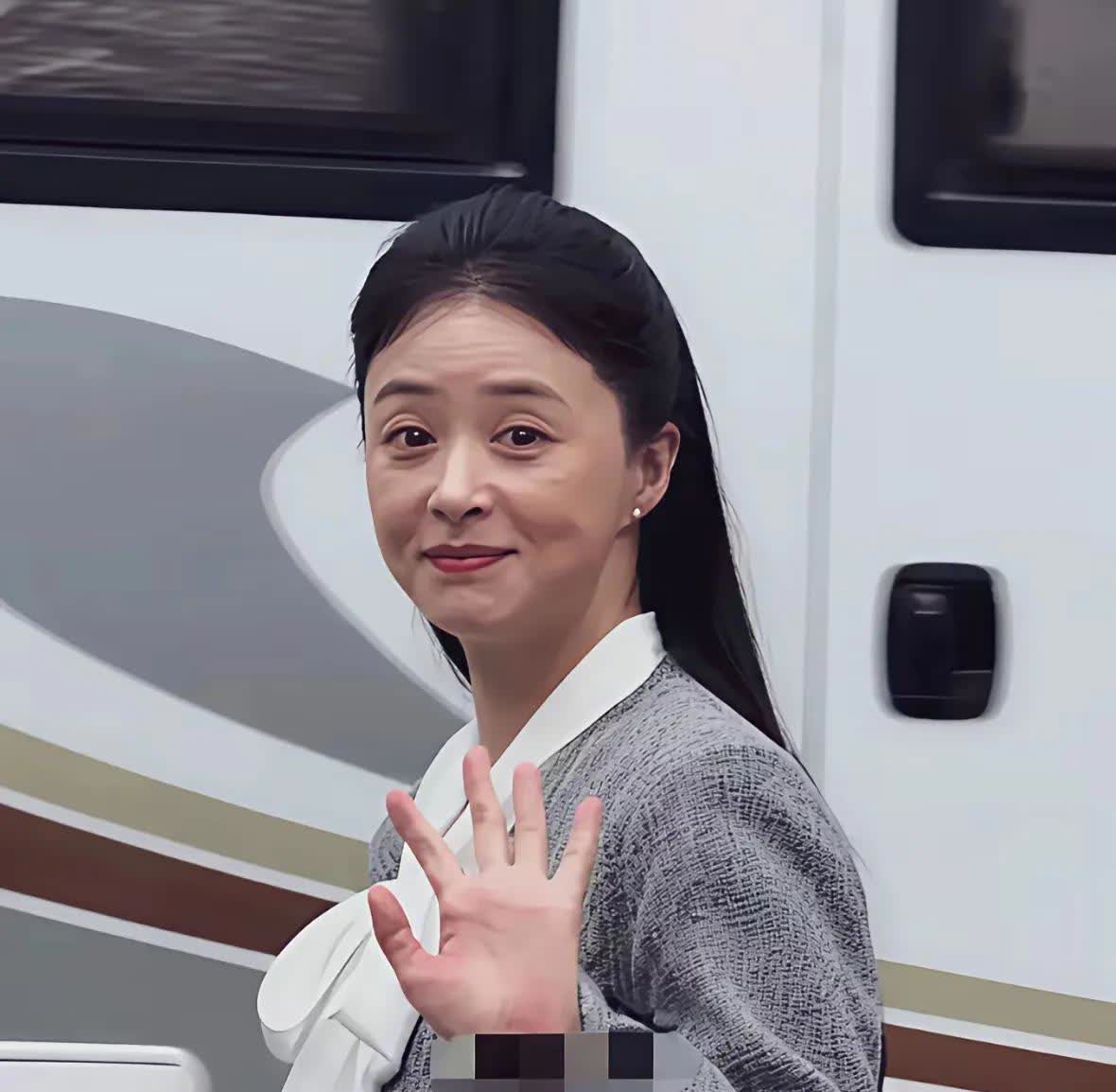 刷到蒋欣近照真的惊到！曾经《甄嬛传》里眼神带钩子、皮肤吹弹可破的华妃娘娘，不知何
