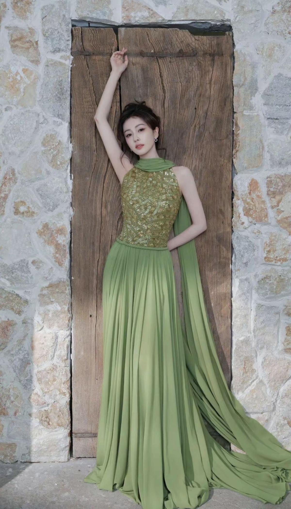 牛油果绿裹住温柔，亮片刺绣缀满星光白鹿以一袭挂脖礼服演绎清新高级感，垂