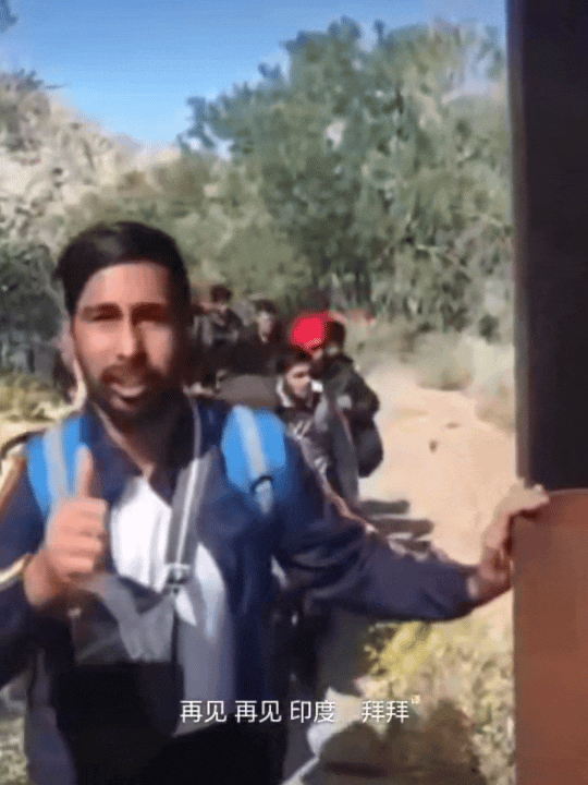 又一批印度人轻松跨过美国边境，看得出成功的喜悦已溢于言表，这显然是他们已经呼吸到
