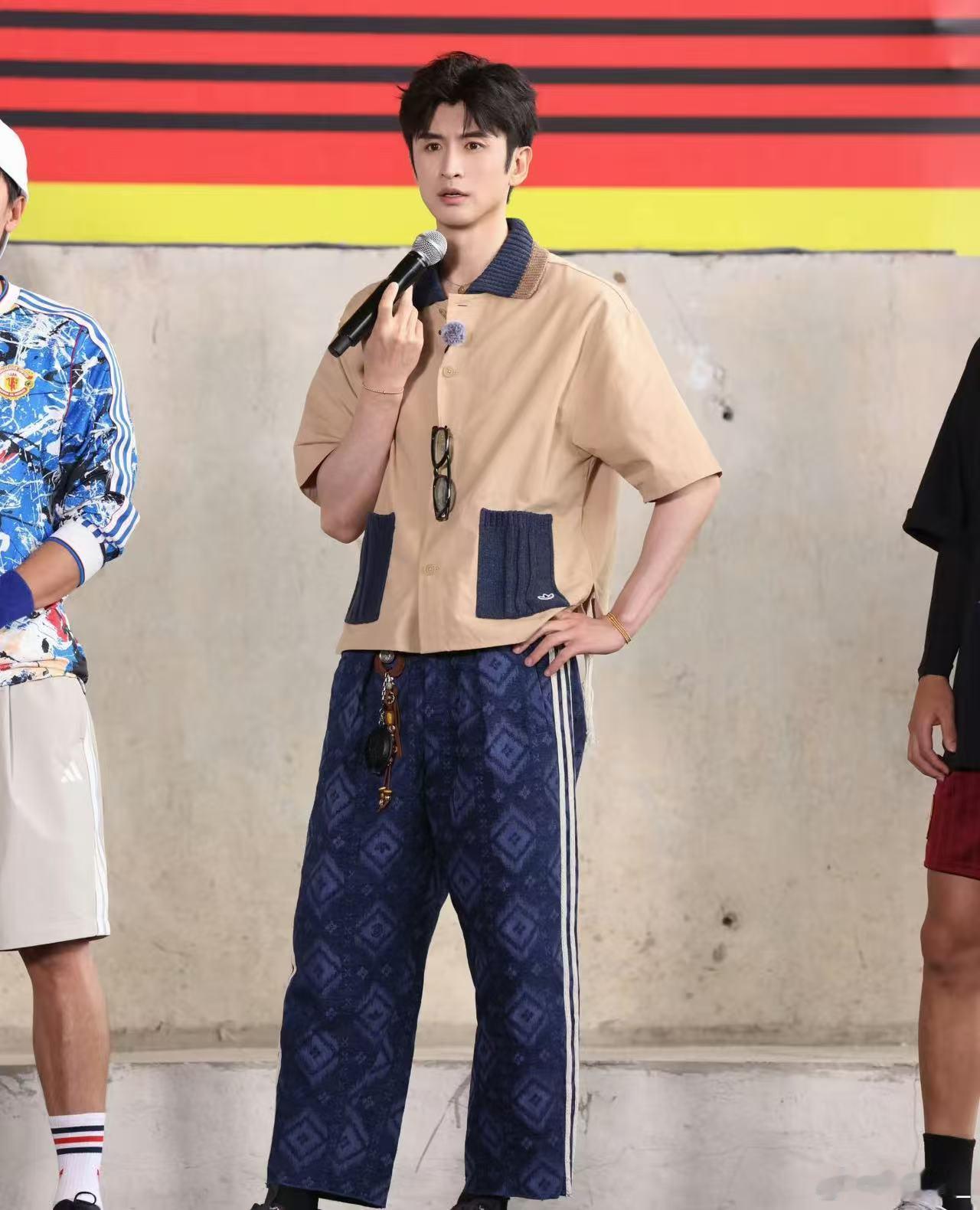 张云龙好扛镜头的一张脸导演也很为张云龙着迷吧没有厚重妆面修饰依旧能打，素颜原相