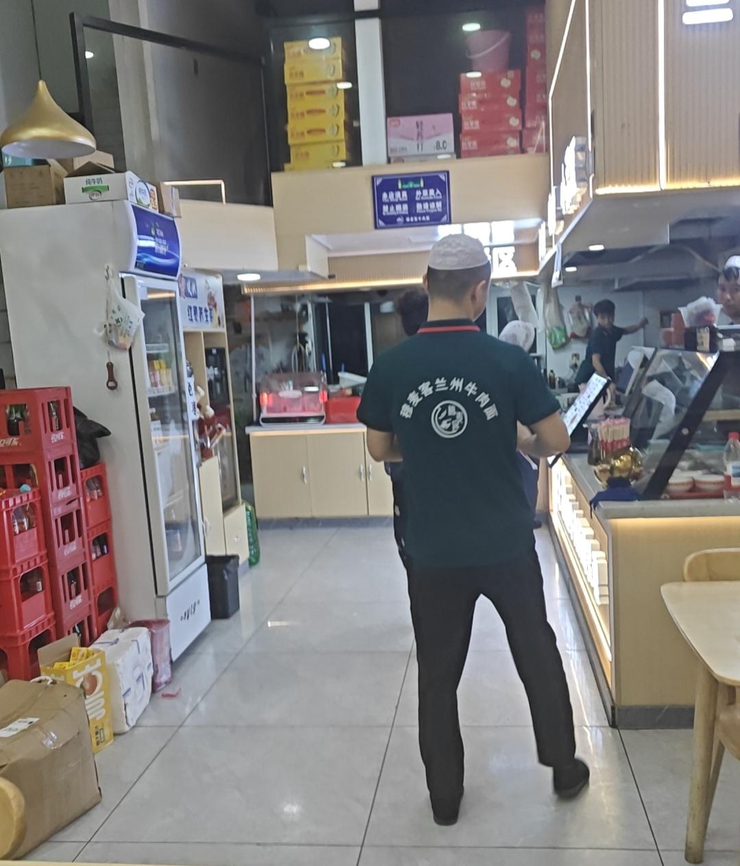 晚上俺们仨随便溜达，走到一家“兰州拉面”门前，闻到一股兰州拉面特有的那股味道。就
