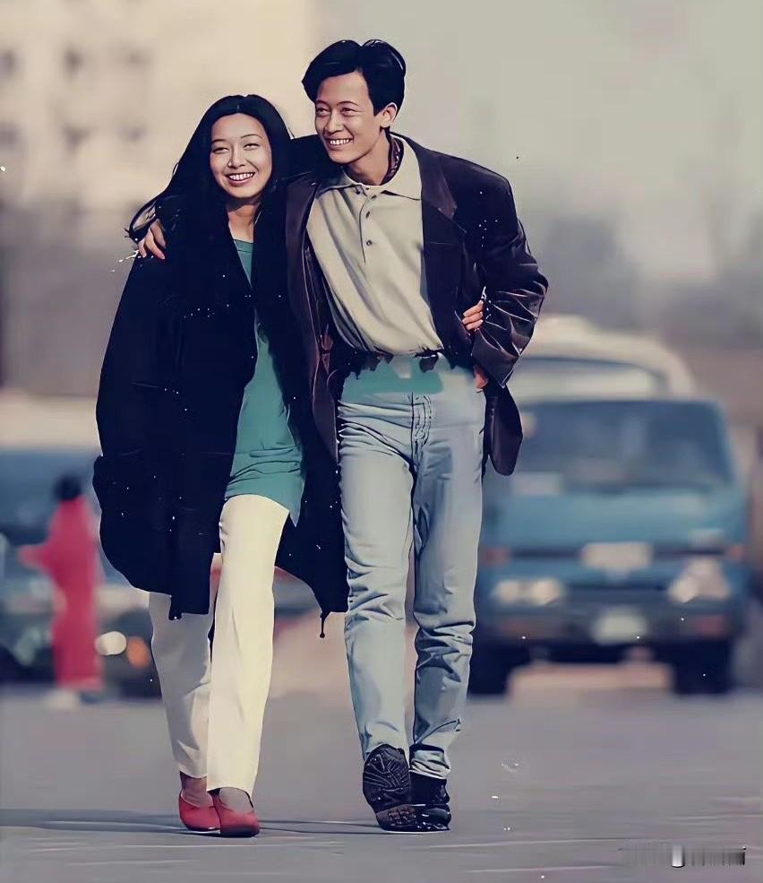 30年过去了，男主角变老了，头发少了，满脸皱纹；但女主角还是美丽动人，几乎没有什