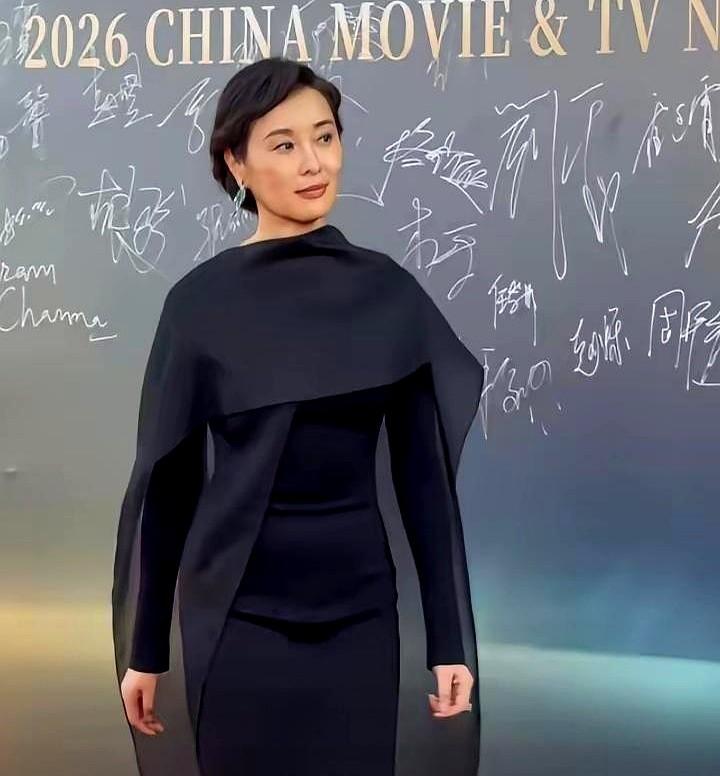 你们有没有发觉，吴越无论出席什么场合很喜欢穿黑色的衣服。当年陈建斌转身离开走进