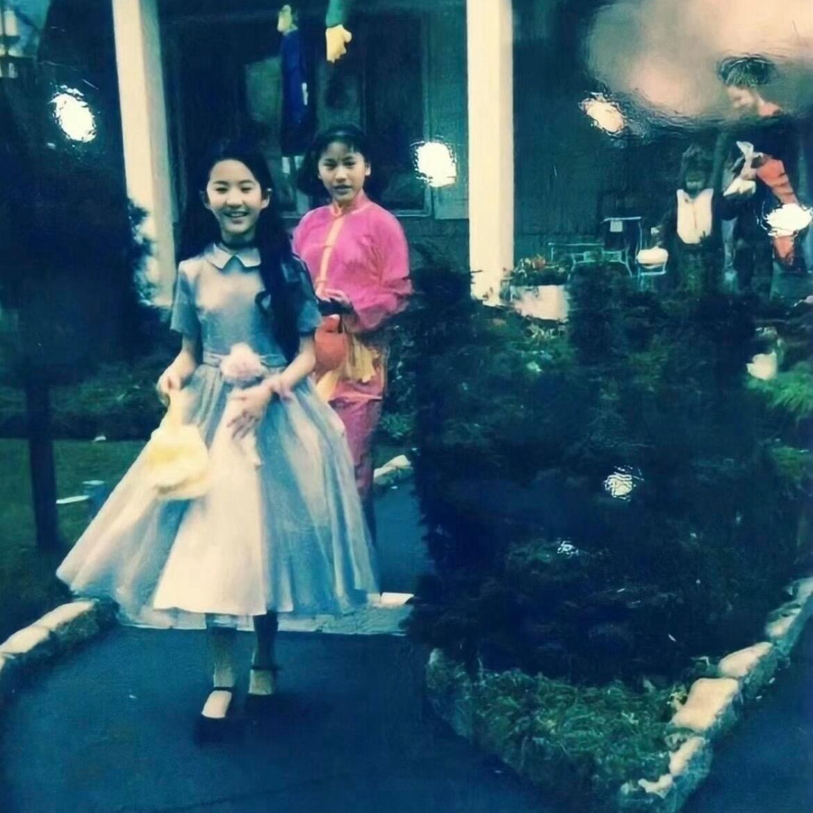 刘亦菲居然在90年代的时候就穿Dior了？我的天，太有实力了吧，在90年代应该算