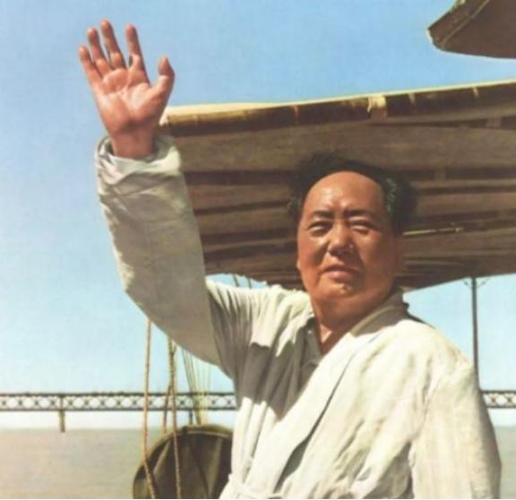 1957年，毛主席游泳后不慎患上重感冒，随行西医毫无办法，只能眼睁睁看着毛主席的