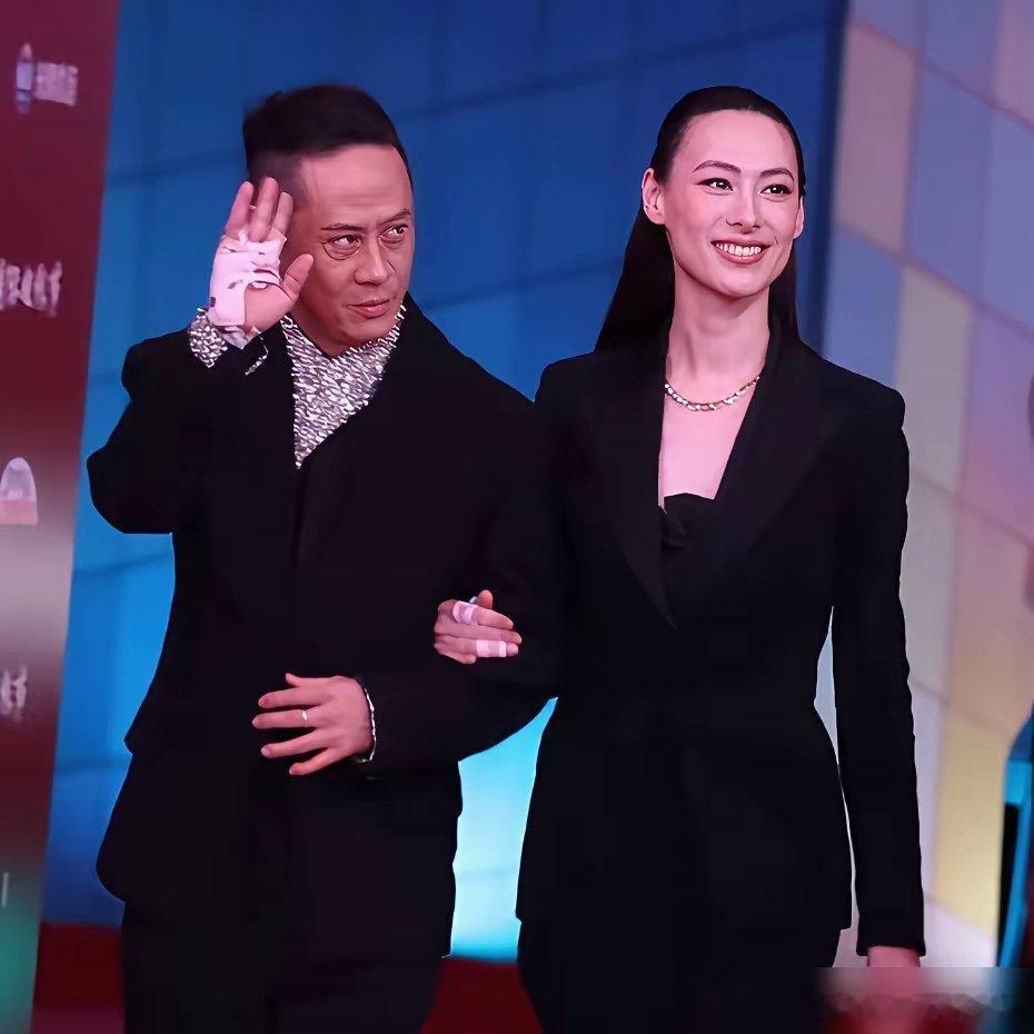 梁洛施新男友马浴柯，右手竟只剩三根手指头，就这么大方地牵着她走红毯。这一下，全网