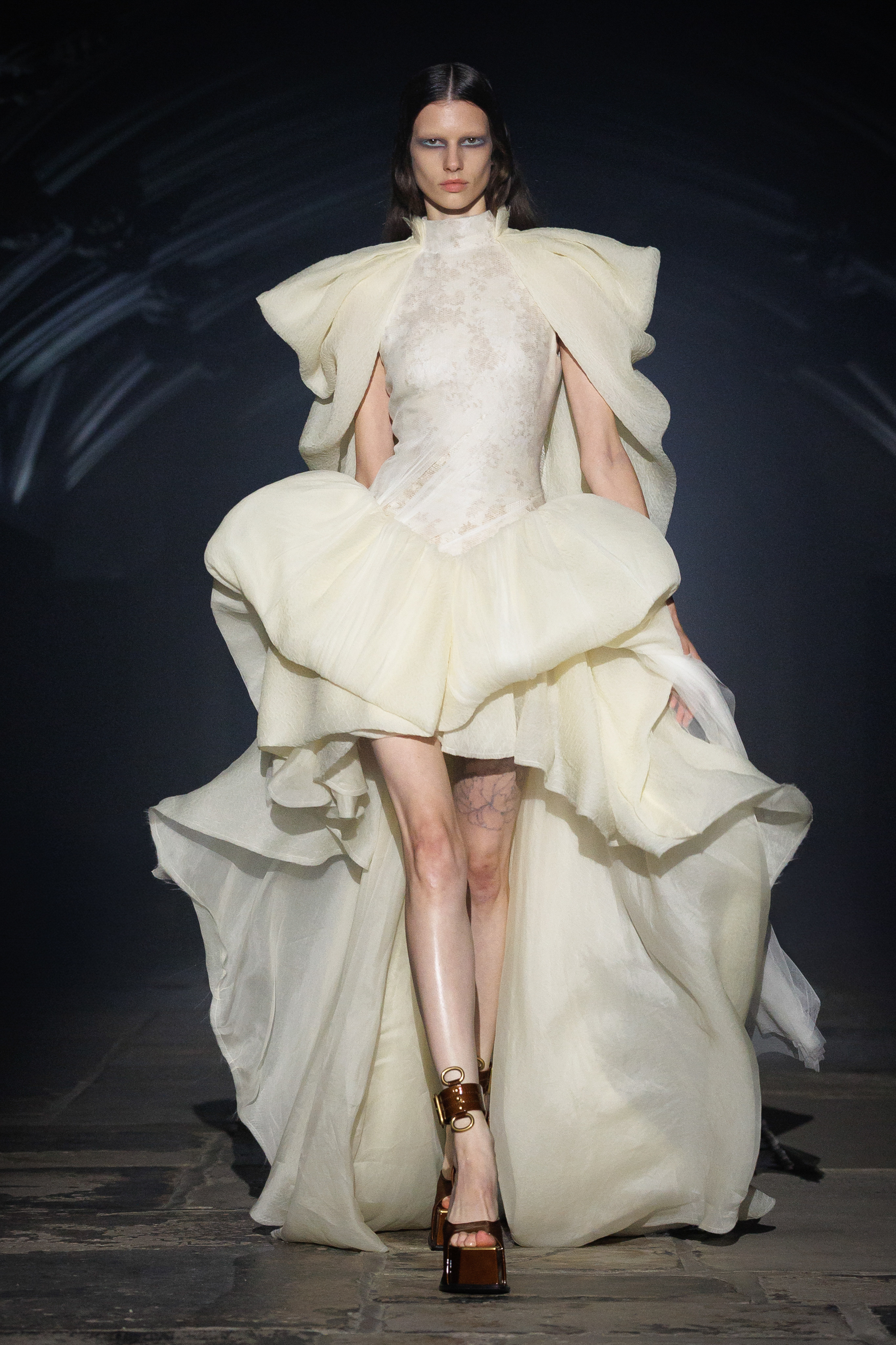 这很Fantastic→“暗夜中的精灵”McQueen2027春夏系列由创意