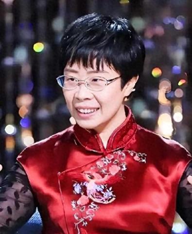 你敢信吗？前阵子还在诗词大会上温温柔柔讲唐诗宋词的蒙曼，就因为聊了几句清朝，直接