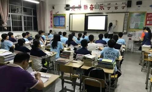 中考后回头看发现那些考不上高中的孩子基本上都踩中下面这些坑！1、喜欢“看人