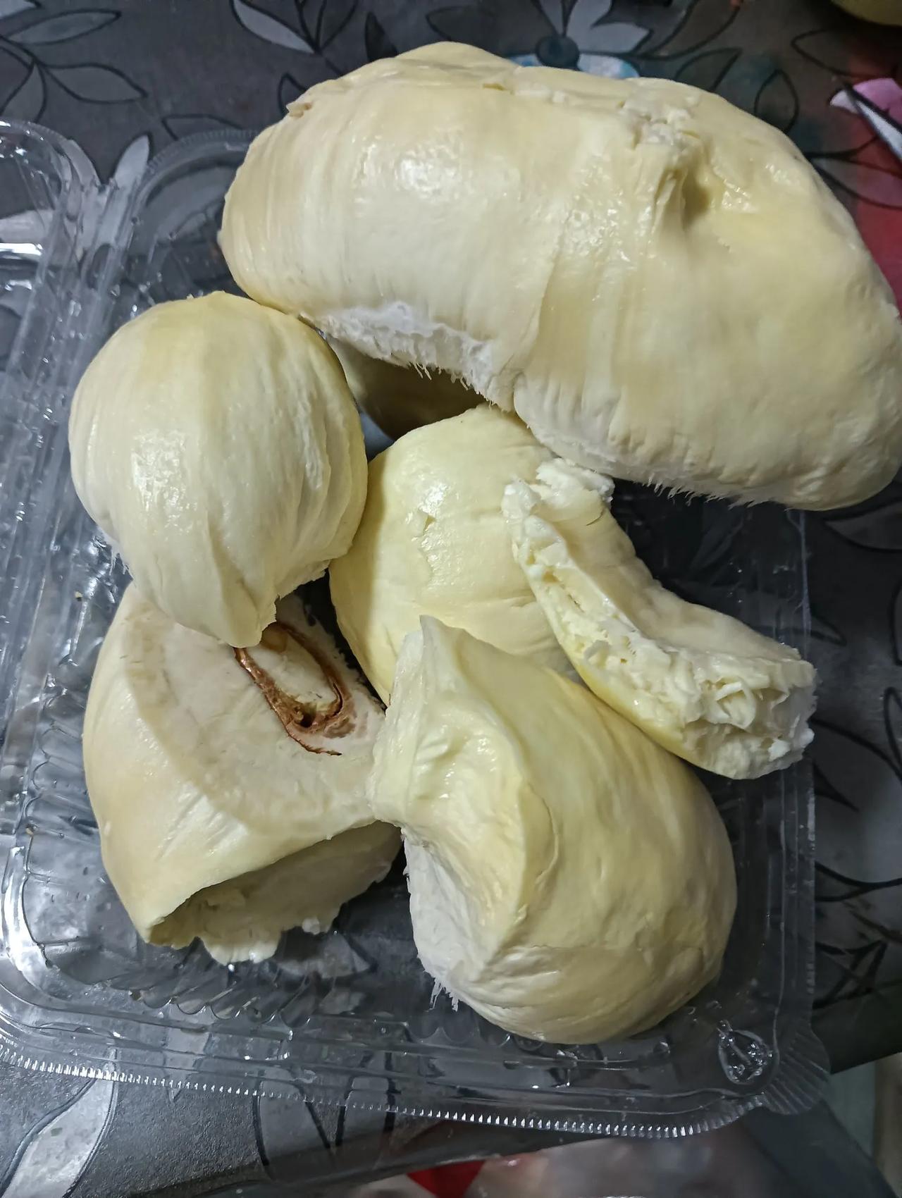 这榴莲多好，可惜是个死包！一直以为榴莲是用来掰的，今天长见识了，榴莲得用