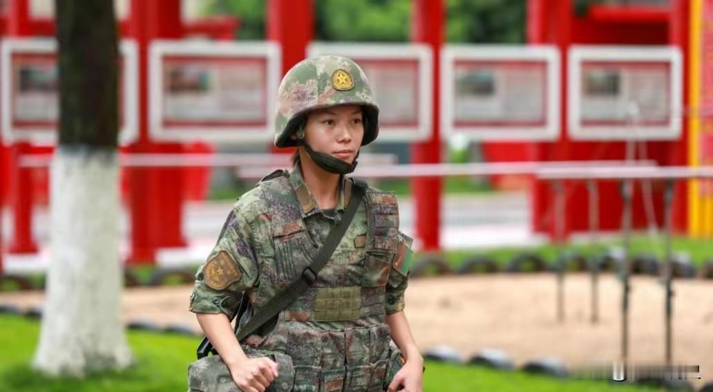 中部战区陆军某旅话务兵黄雨乐，苏州大学大二入伍，2026军考成绩718.65分，