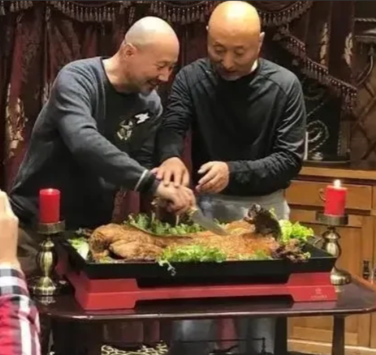 有一次，陈佩斯去内蒙古演出，赶下了飞机，就接到了腾格尔的电话：“老哥，来我家喝酒