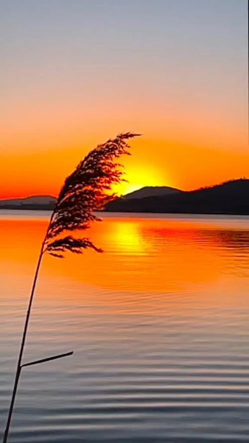 上联：驱车古原忆江南，下联：泛舟湖面赏夕霞。