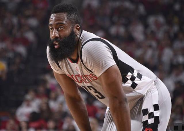 今天早上9点进行的NBA季后赛西部半决赛的较量,马刺队客场大战火箭队的比赛,赛前马刺队暂时以大比分2-1领先火箭队!首节比赛主场作战的火箭队更糟开启进攻火力,第一节结束的时候火箭队以34-22暂时领先马刺队12分!不过进入第二节马刺队加紧了追分的步伐,第二节单节马刺队回击了火箭队一个31-23!上半场结束的时候马刺队将比分追至53-57!