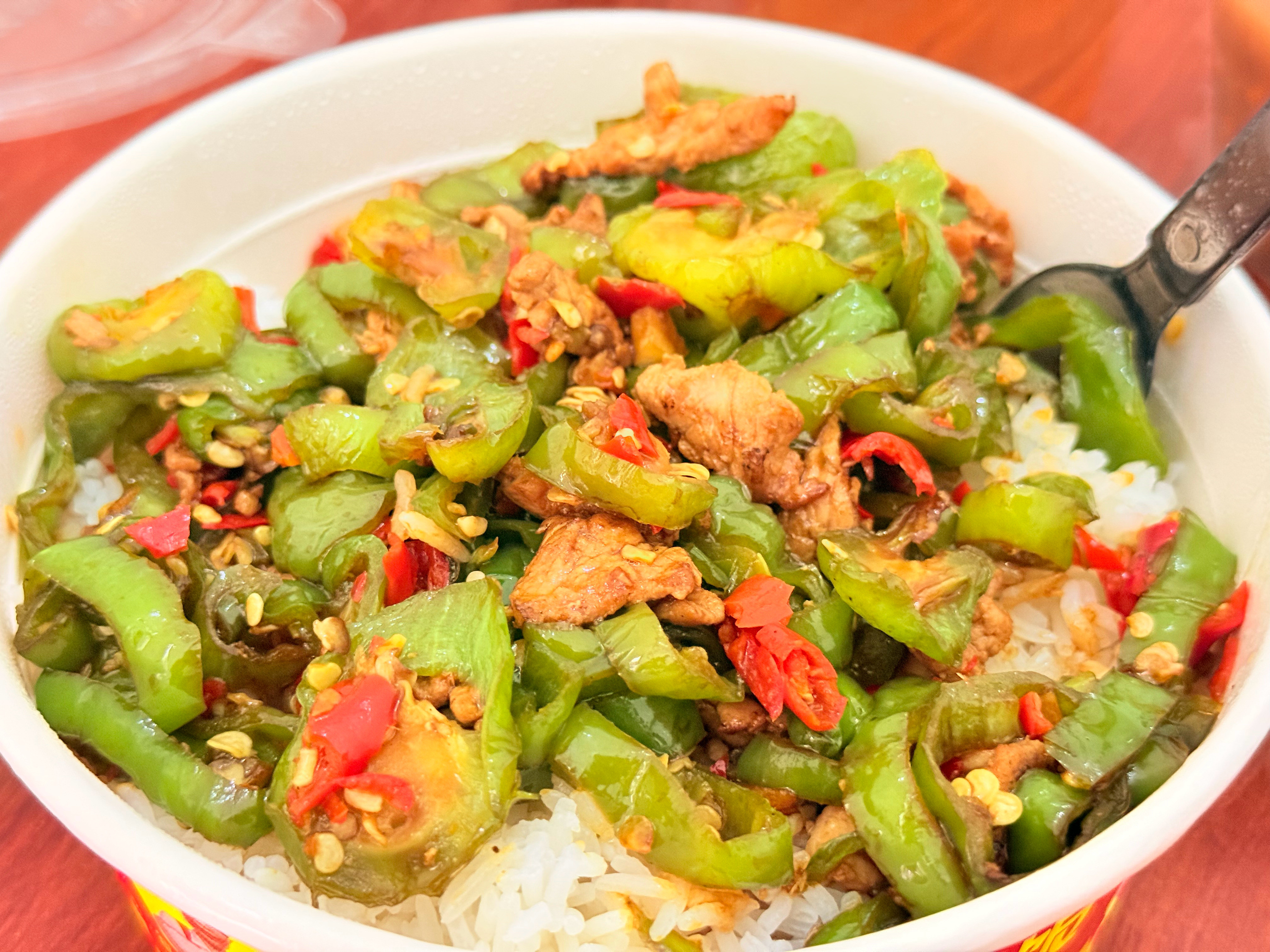 农家小炒肉、咸菜、茶油腐乳、绿豆沙，这青椒好辣。