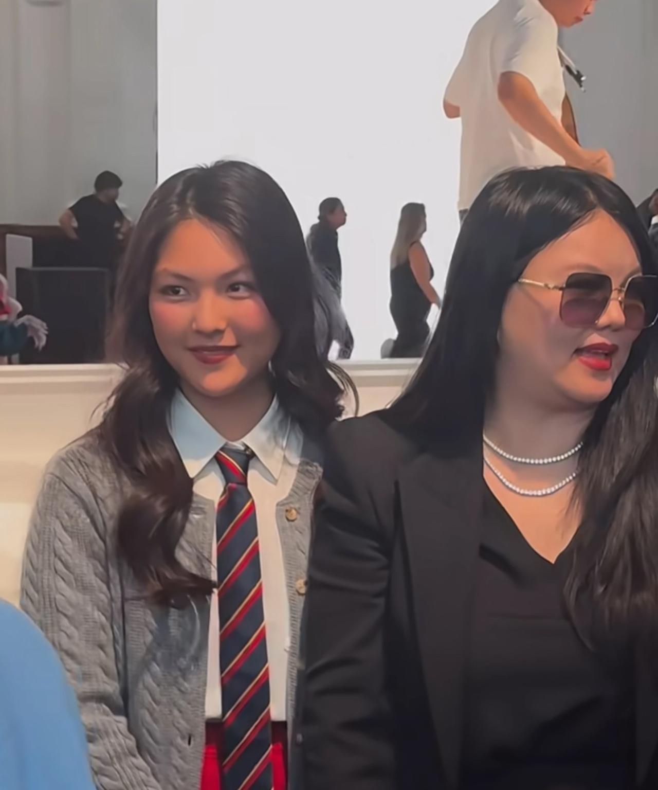 李湘王诗龄一起看秀，王诗龄坐得好端正。李湘带女儿王诗龄去看秀了，母女两人一出现，