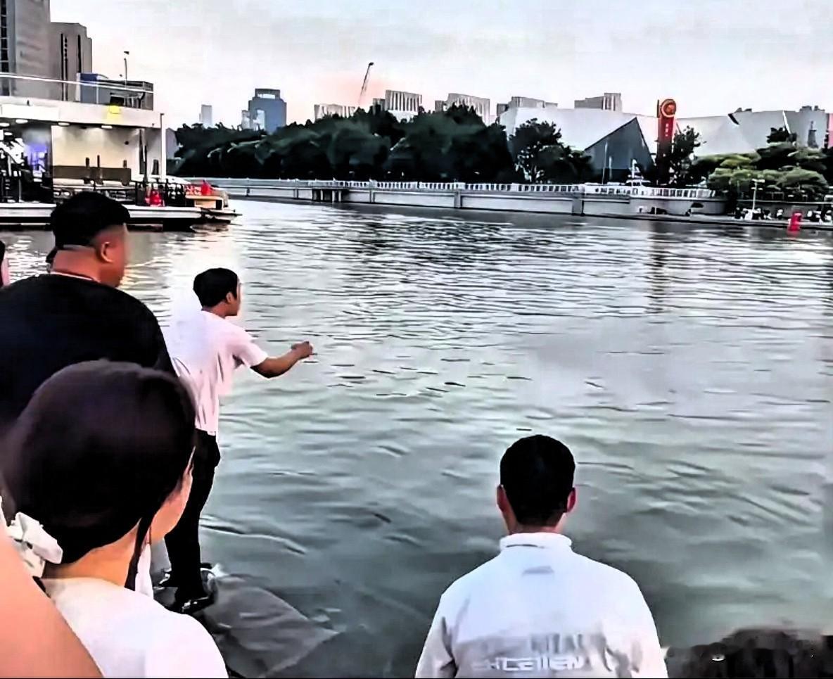 我和一个来出差的天津大叔聊起了海河事件，他直摇头，说出了大实话！大叔土生土长