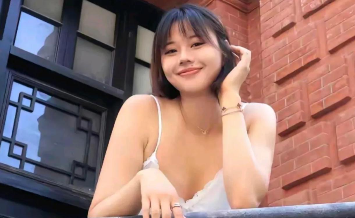 这是龚翔宇为数不多的几张妩媚性感的着装照片。图一二的小宇笑颜如花，白色吊带上衣