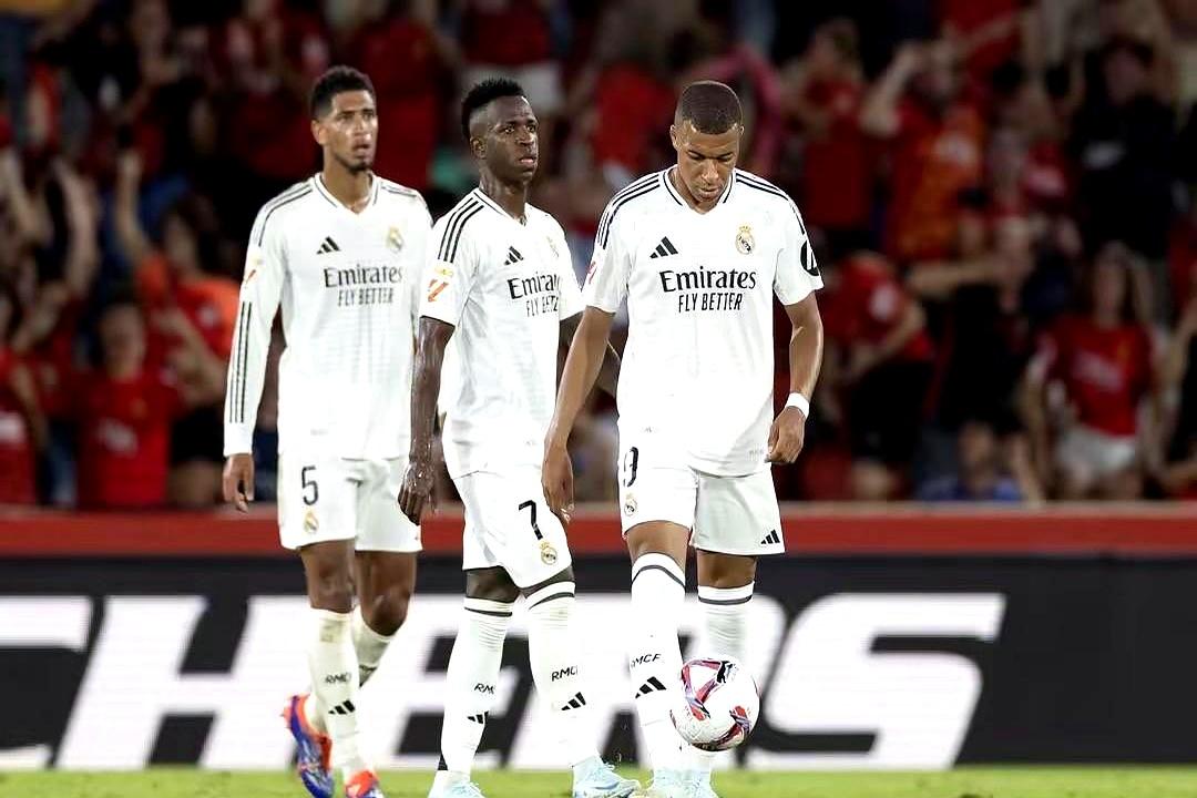 打个赫罗纳都这么费劲。姆巴佩一个人闷头往前冲，维尼修斯在另一边也只顾着自