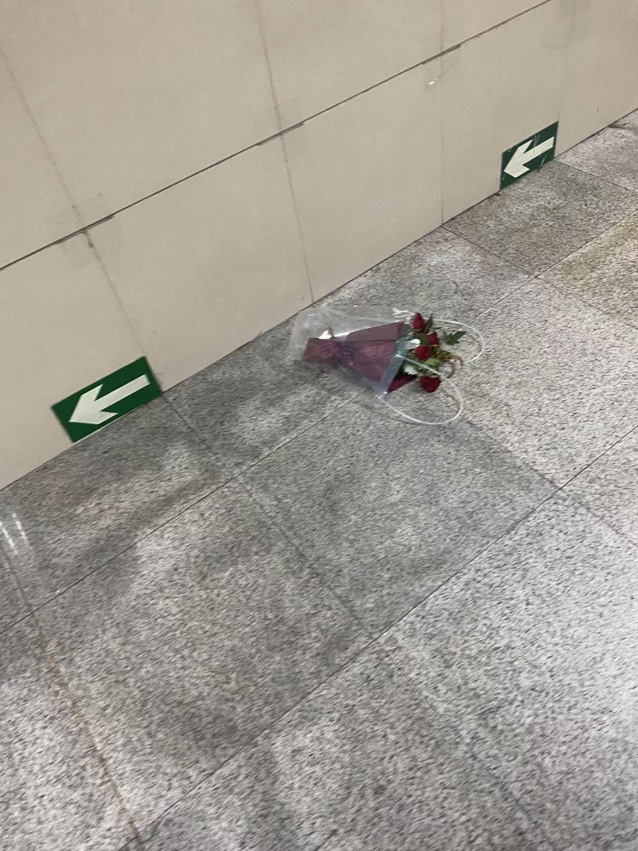 七夕节，躺在地铁通道的一束玫瑰花“下班后，我在垃圾桶旁固执地蹲守了许久，却一