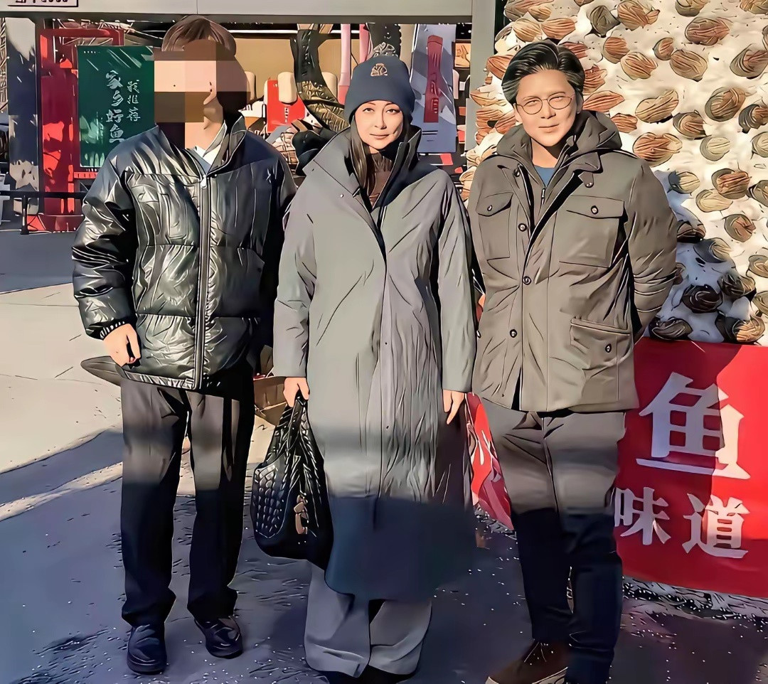 郭晶晶啊郭晶晶，你咋这么不讲究呢！哈尔滨东北行，别人都穿着精致礼服，就你，太接地