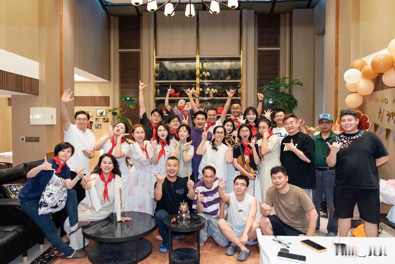 喧嚣之后，一定是沉寂；热闹之后，自然是原状。​昨晚，大别墅地下室落成搞派对，