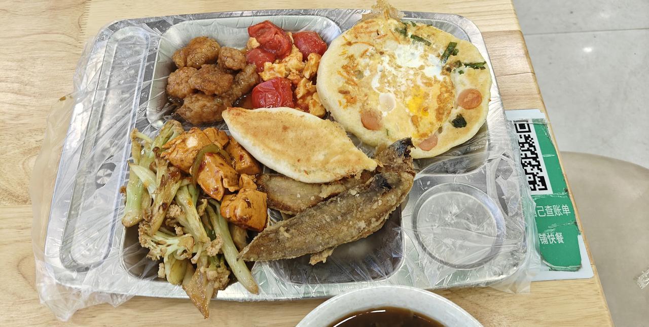 中午去他家吃的盒饭，13块钱随便吃，我先后吃了两盘子各式各样的菜，吃了一张鸡蛋饼