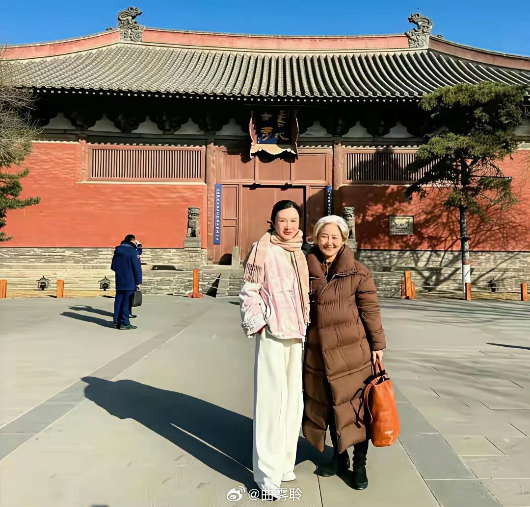 张纪中带着老婆和岳母一起出去游玩。