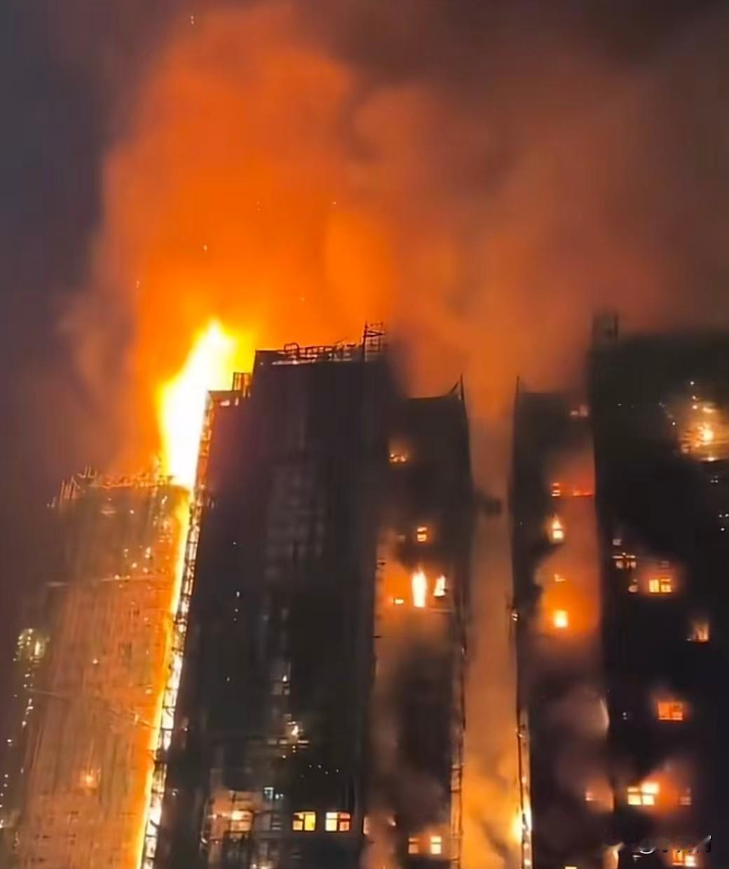 痛心！香港大火造成44人丧生的悲剧！给内地高楼住宅居民上了深动的一课，同时也暴露