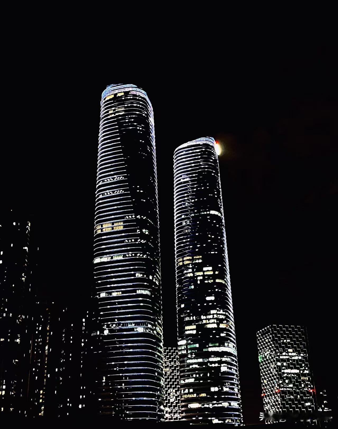 猜猜这是哪个城市的地标建筑？蓝色灯海里，时间被拉长，喧嚣也变得温柔。海洋地标