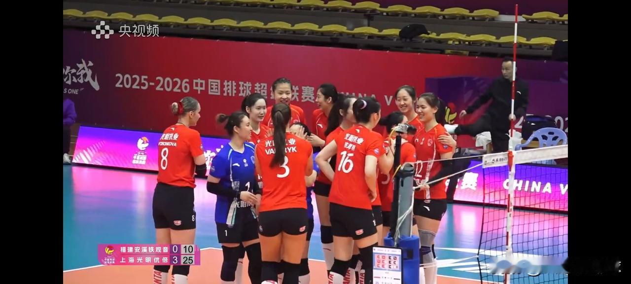 上海女排似乎没用全力，3：0轻取福建安溪铁观音，迎来本赛季首场开门红。三局比分