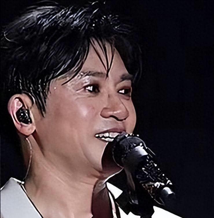 苏有朋演唱会惊现“阿姨风”，浓妆艳抹烟熏妆“姨化”严重，网友忍不住吐槽：“五阿哥