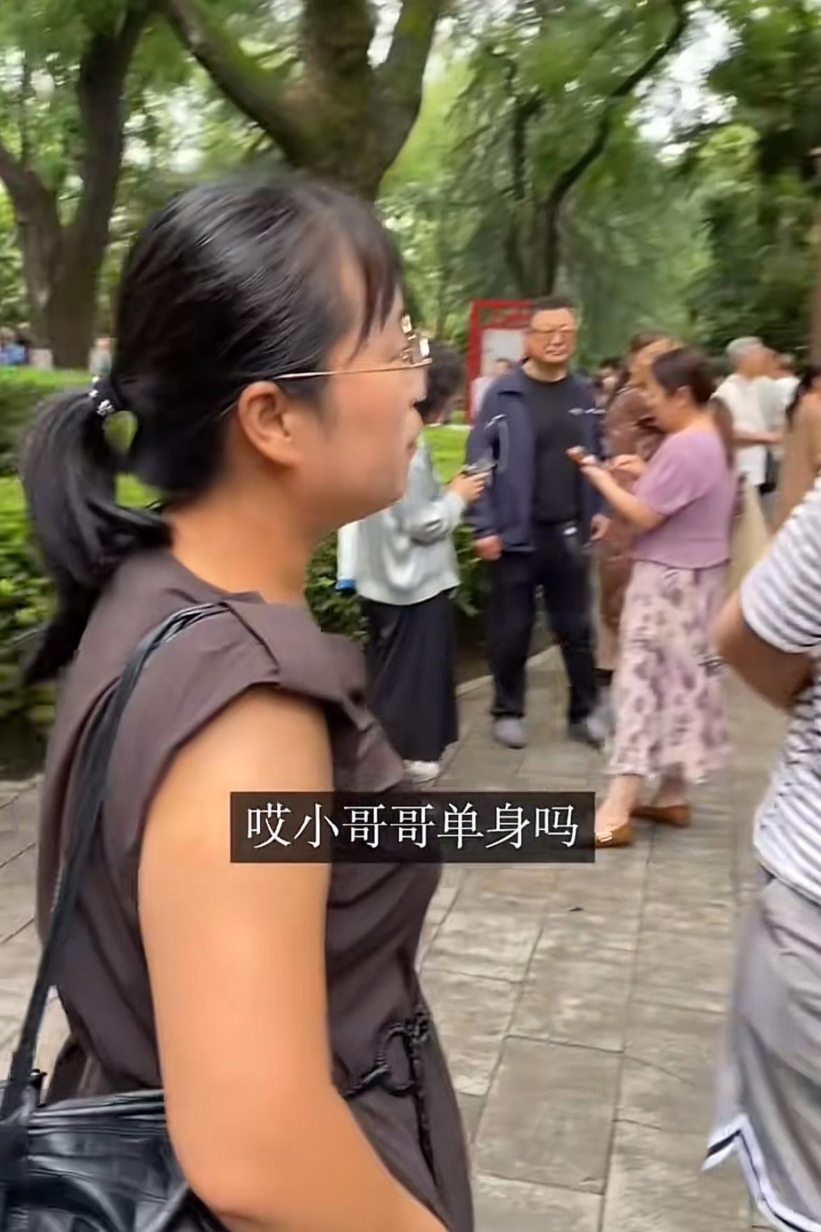 在相亲角，眼镜女子搭讪横条上衣男子，男子先让她提要求，女子直言不讳，要找个孝顺父