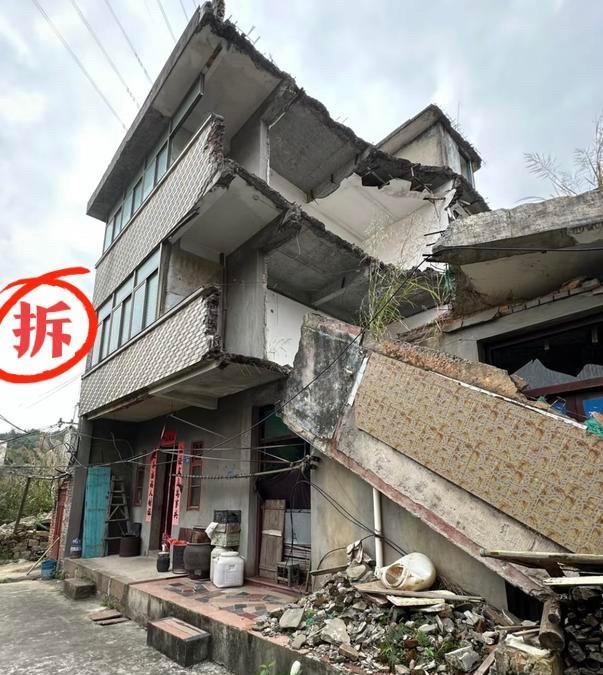 兄弟一起建房，最怕一方突然翻建😡😡当初为了省钱共墙，现在不仅拆房