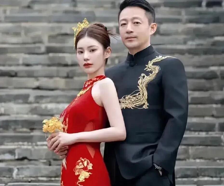 同样都是婚礼，一个穿婚纱，一个是旗袍，我觉得早些年大S的婚礼造型美得多，大S的面