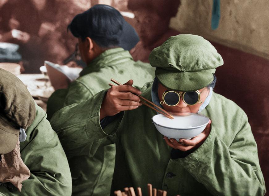 这张照片拍摄于1957年，辽宁鞍山的鞍山钢铁公司（简称鞍钢）大型钢铁厂食堂内，由