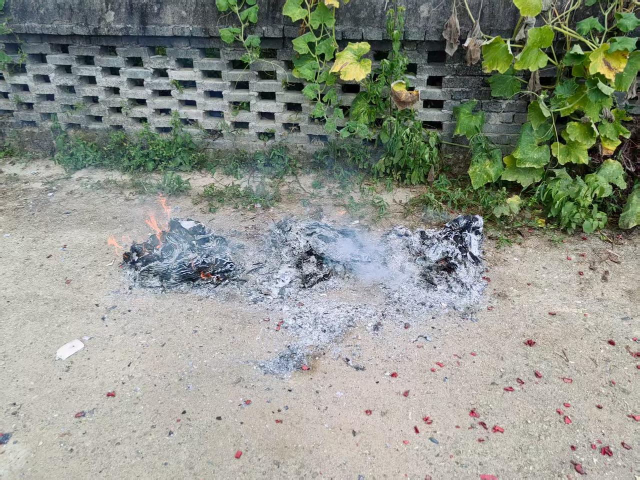 中元节，放在10年以前，在我们村还是非常重视的，家里的男女老少都会回来，男的写包