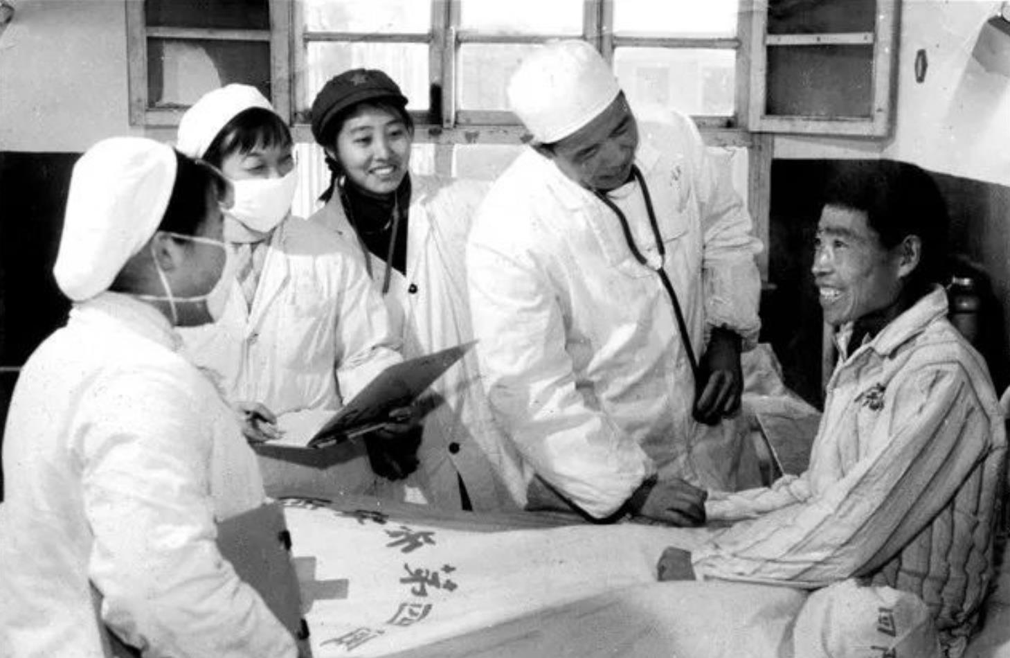1965年8月，原北京军区副司令旧伤复发，因为没有医疗证，医院都不肯收治。副司令