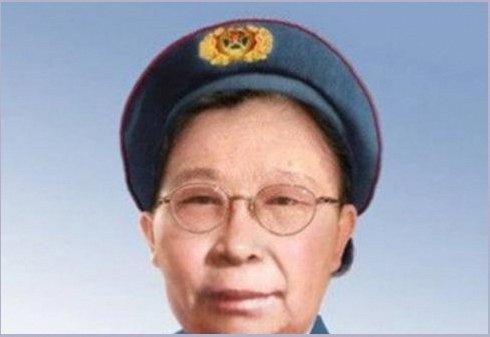 1935年，贺龙找到27岁的女部长李贞，开口第一句就是：长征路太苦，我给你找个伴