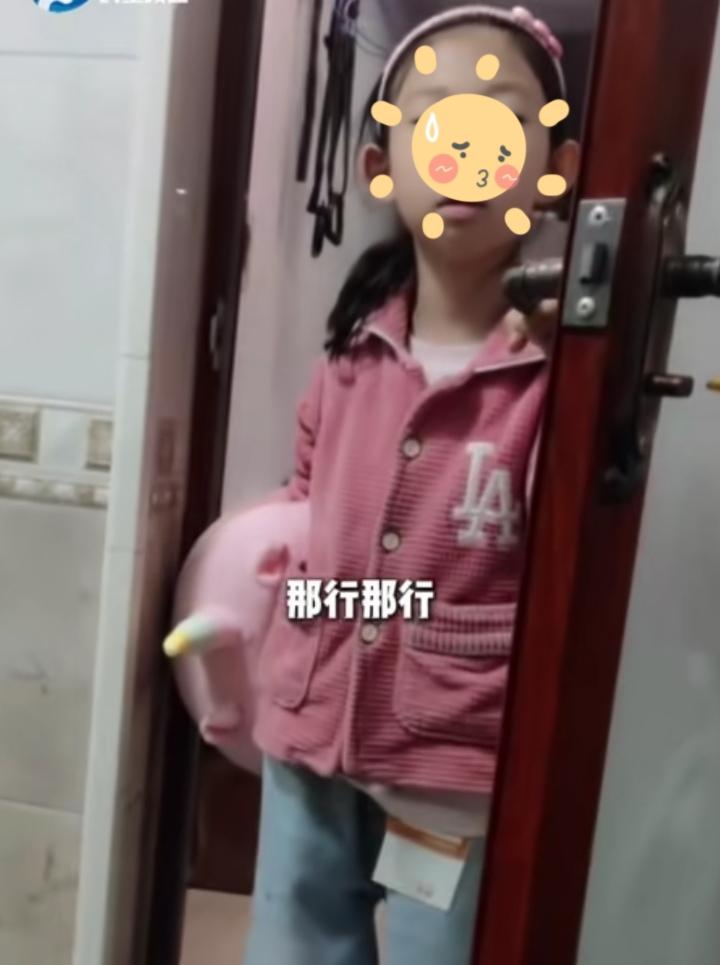 河南这位8岁女孩值得被夸，她看到爸爸给她洗了内裤，主动跟爸爸提出不让再给自己洗内