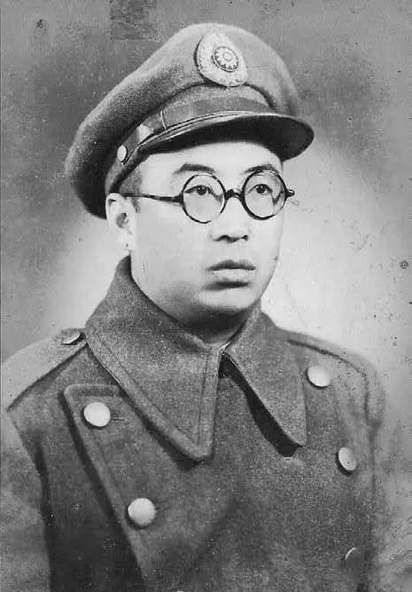 1949年，太原解放前，10个特务刚杀了一批地下党员，正在喝酒庆祝。可特务不知道