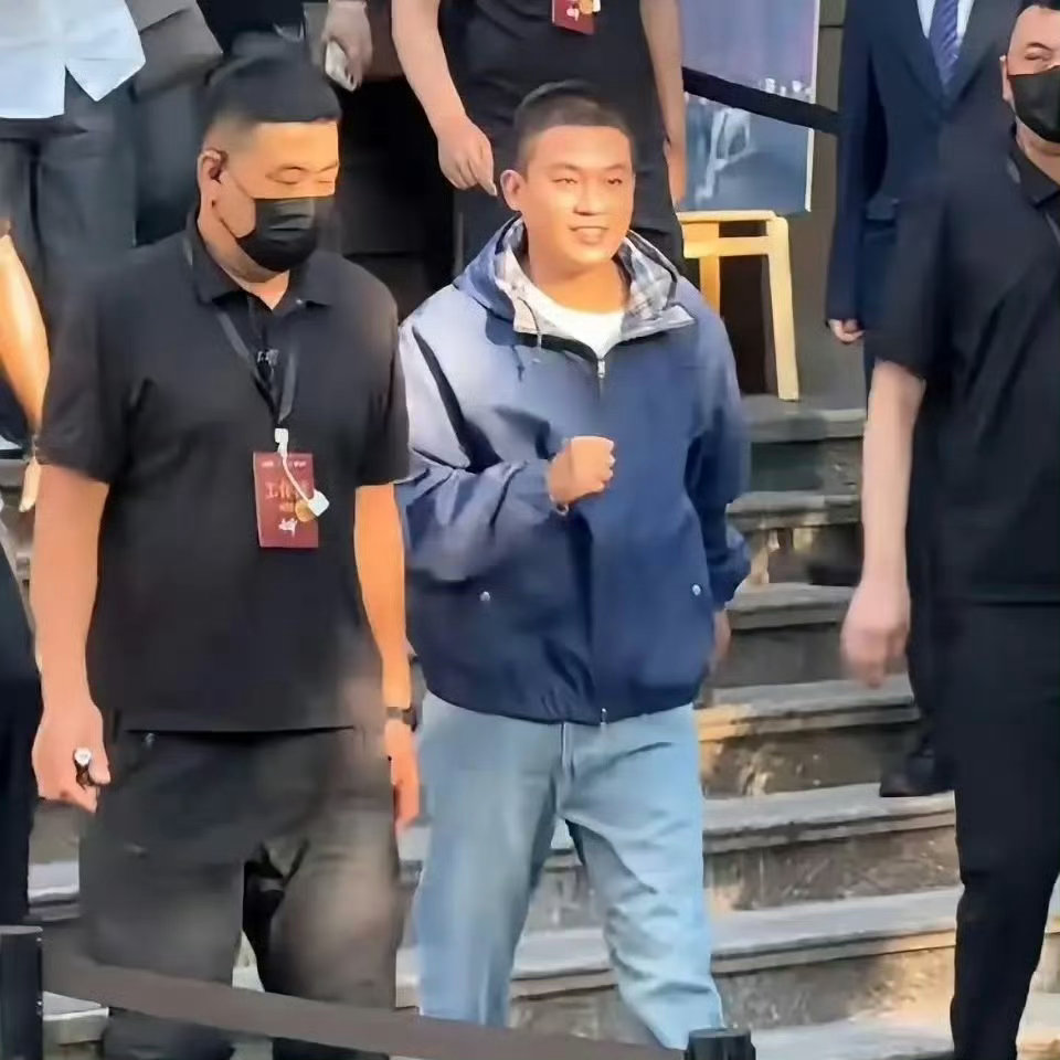 33岁欧豪断崖式发胖，曾经的型男如今身形臃肿，180cm的身高看起来像只有160cm，远不如从前帅气